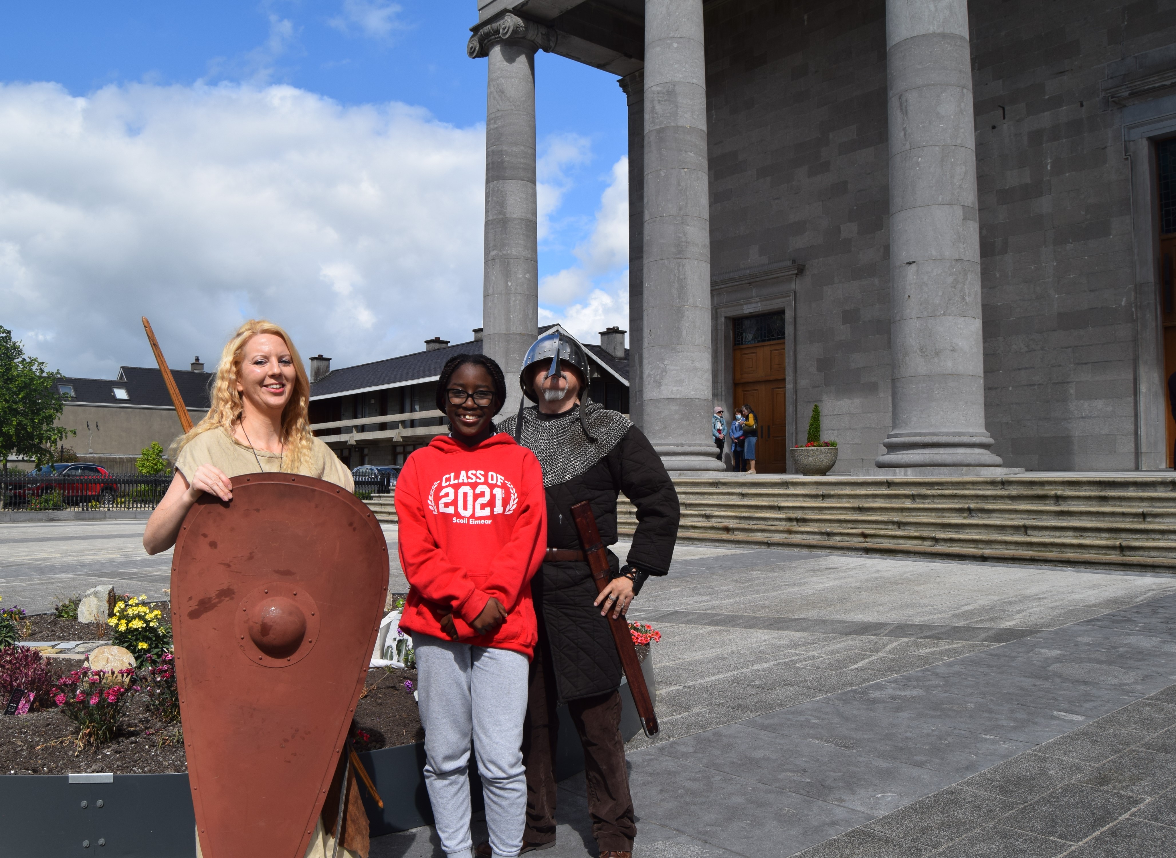 Winner-Collette-with-Deirdre-and-Bartle-from-Knights-and-Conquests-Heritage-Centre-Granard