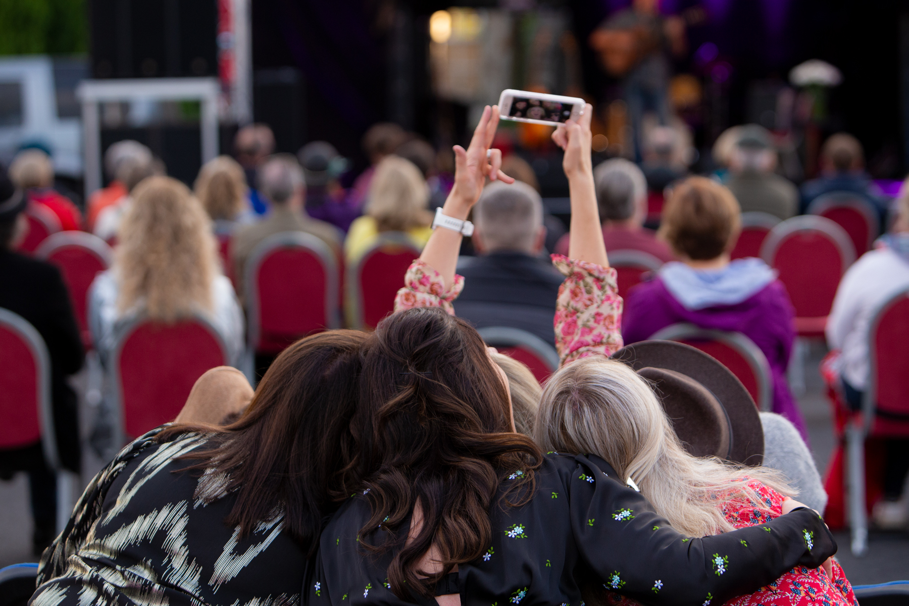 q21-selfie-crowd